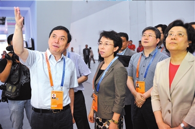     昨天，商务部部长助理仇鸿（右一）和北京市副市长程红（左二）探访各展区筹备情况。
