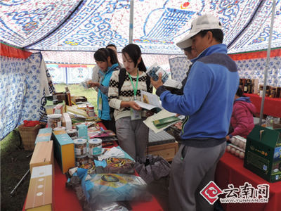 帐篷里的高原特色商品展示会