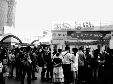 截至10月6日下午4时，美食节主会场入园客流累计已超过62万人次，商家销售累计收入超过2900万元。 资料图