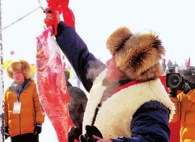  渔工将刚打捞起的头鱼挂起