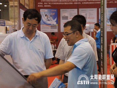 华泽和执行总监向客户详细五星介绍产品 