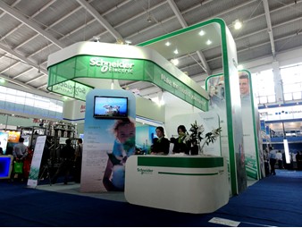 图1：施耐德电气2012全国制药机械博览会上展示M218/M238TVDA的优选自动化解决方案和M258/LMC058TVDA的高效自动化解决方案