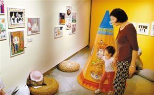 生动有趣的“一起长大”亲子主题展。