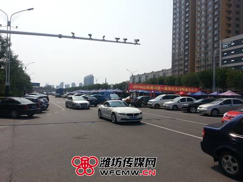 潍坊惊现最牛违规展会 马路竟成大卖场