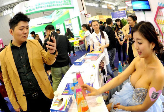 糖酒会模特爆乳吸睛 国内展会为何春色浓