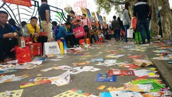 南京糖酒展会还未开 大量摊贩涌上街头垃圾成堆