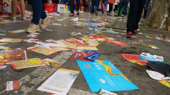 南京糖酒展会还未开 大量摊贩涌上街头垃圾成堆