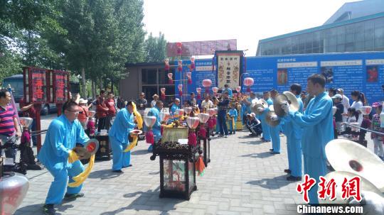 5月21日，首届京津冀地区民间花会展演活动在北京举办。来自北京、天津、河北的24支民间文化队伍展示了幡鼓齐动十三档、津味吆喝、和沧州舞狮等绝活。　主办方供图。　摄