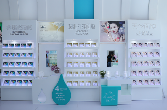 图：诺斯贝尔简约大气的三大明星面膜产品展区