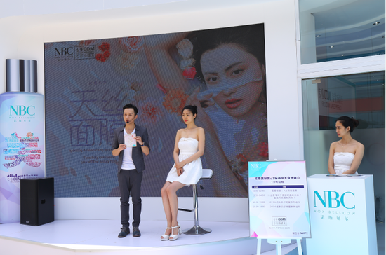 图：美妆达人小禹老师在现场讲解以及演示诺斯贝尔天丝面膜产品