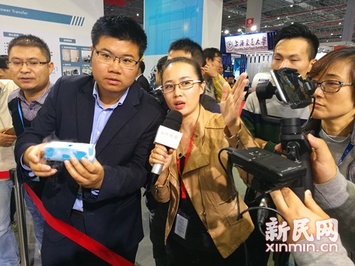 图说：本届工博会期间新民晚报新媒体进行了网络视频直播受到了广泛好评  新民晚报新民网见习记者 俞金旻 摄