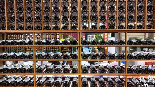 4月21日，2017第十九届中国(郑州)国际糖酒食品交易会在郑州国际会展中心开幕，据悉，本届糖酒会展览规模达4.3万平方米，其中室内展览面积3.3万平方米，室外面积1万平方米，共有1300多家企业参展，再创新高。