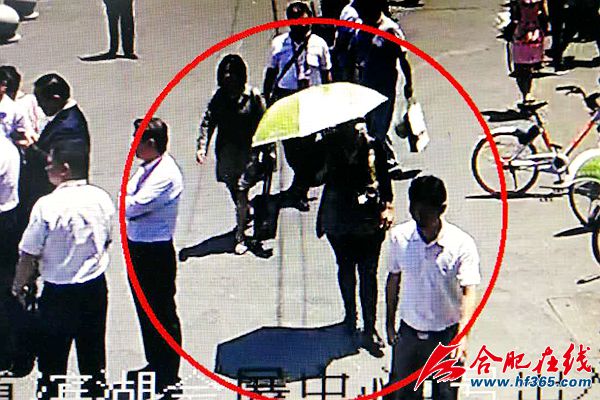 嫌疑人在滨湖国际会展中心出入口活动的监控视频