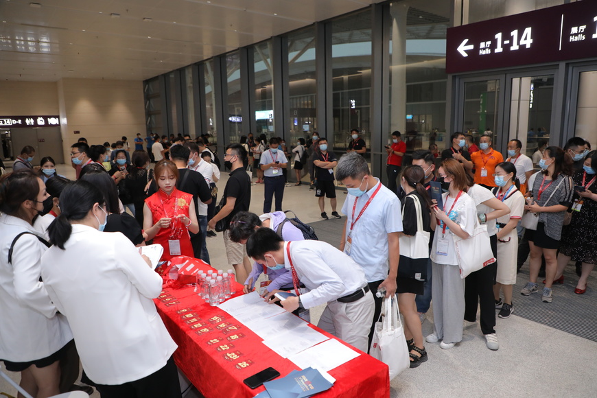 图3 深圳国际自有品牌展现场VIP买家入场