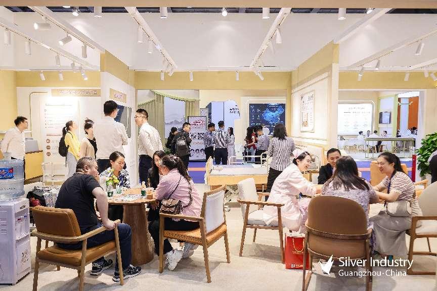 观众在保利健投洽谈交流 组委会供图
