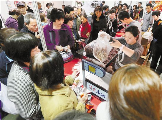 双12杭州和平会展很热闹 上千种各地名优特产品齐亮相