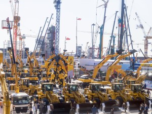 bauma China（上海宝马展）室外展区的挖掘机、起重机、平地机、压路机