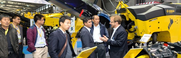 在bauma China（上海宝马展）2014上，展商与观众互相交流。